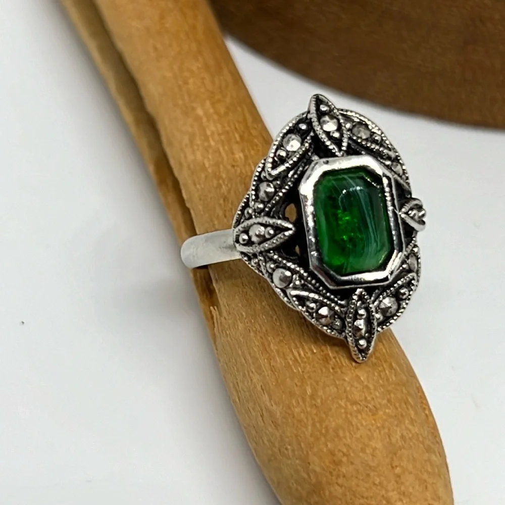 VTG 70s AVON Green Marbled Stone/Marcasite NeoVictorian SilverTone Cocktail Ring - Picture 1 of 4